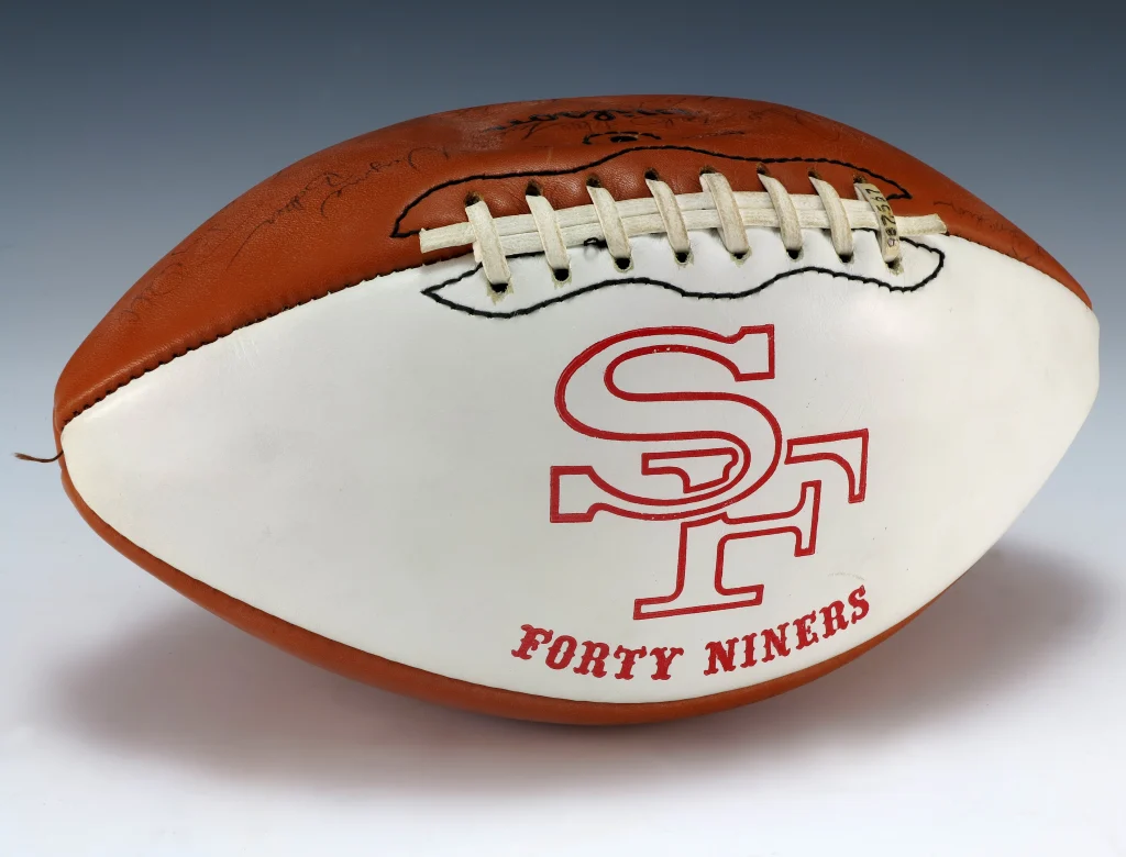 Jugadores de los San Francisco 49ers en la línea de banda durante un partido de la NFL.