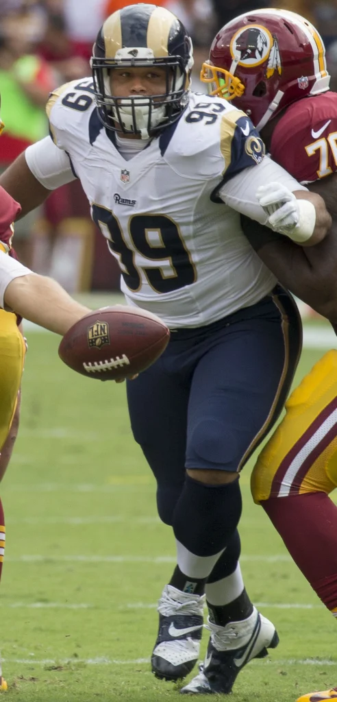Aaron Donald, tackle defensivo de Los Angeles Rams, en acción durante un partido de la NFL.