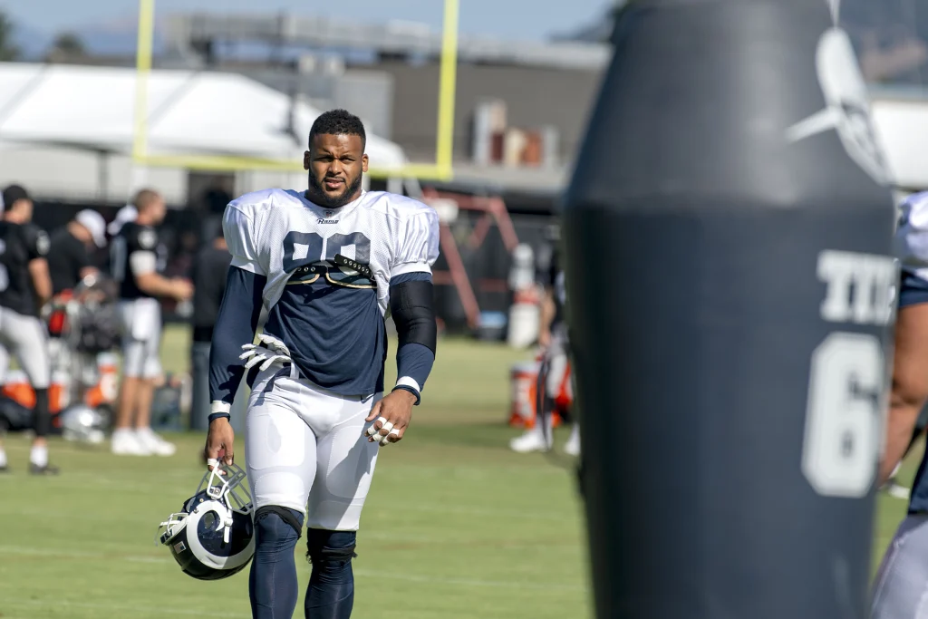 Aaron Donald con el casco de Los Angeles Rams durante un partido de la NFL.