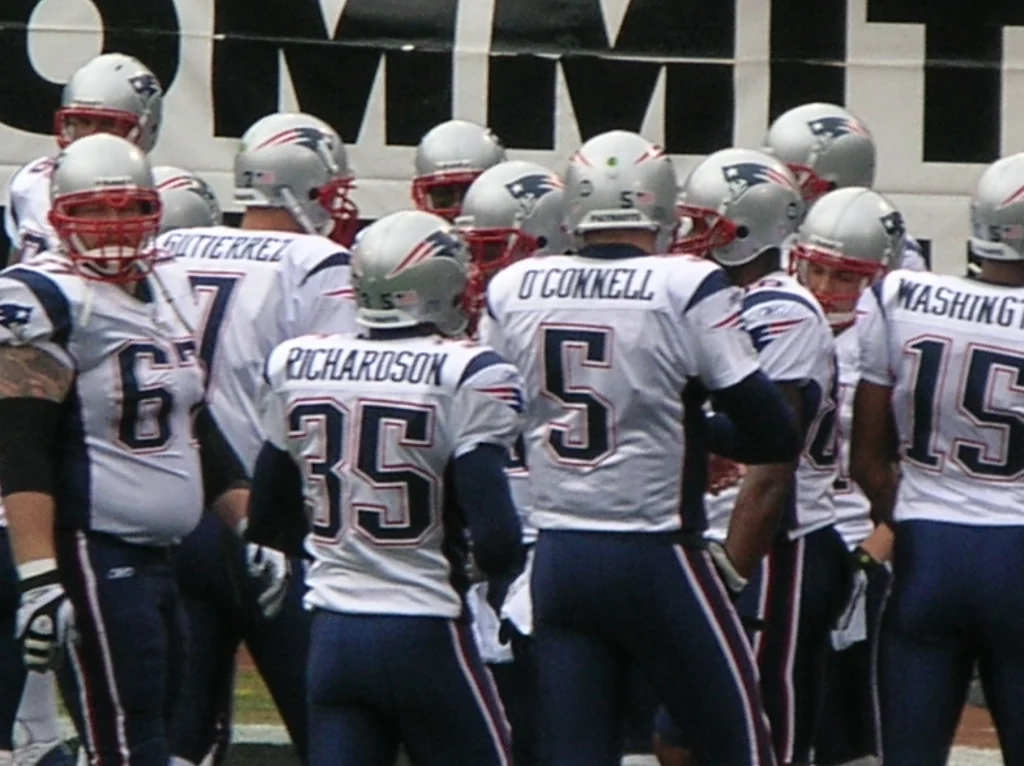 A.J. Brown, receptor de los New England Patriots, en acción durante un partido de la NFL.