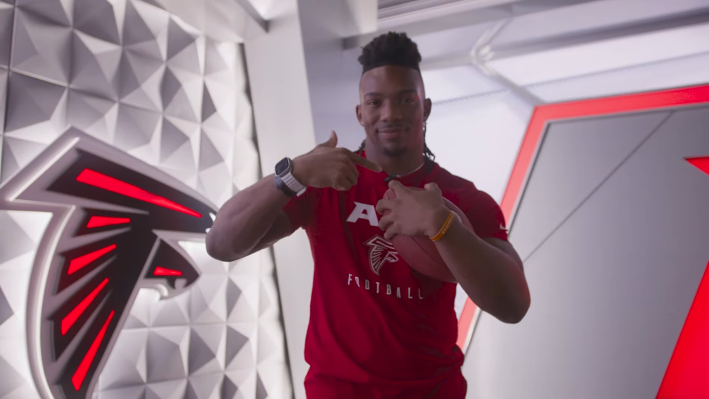 Bijan Robinson con la camiseta número 7 de los Atlanta Falcons durante un partido de la NFL.