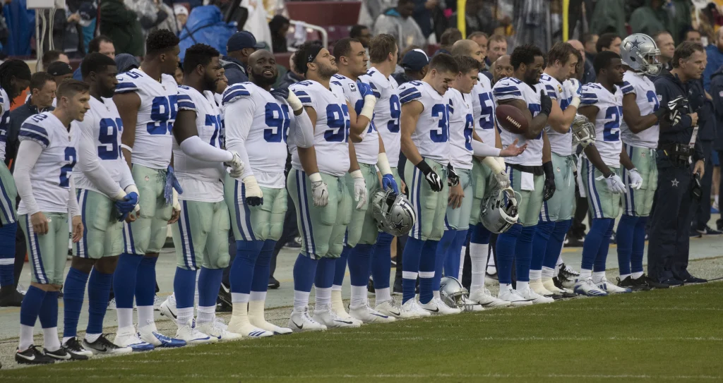 Brandon Aubrey, pateador de los Dallas Cowboys, ejecuta un gol de campo durante un partido de la NFL.