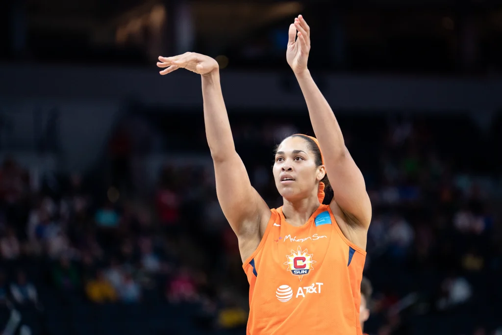 Brionna Jones, pivote de Atlanta Dream, durante un partido de la WNBA.