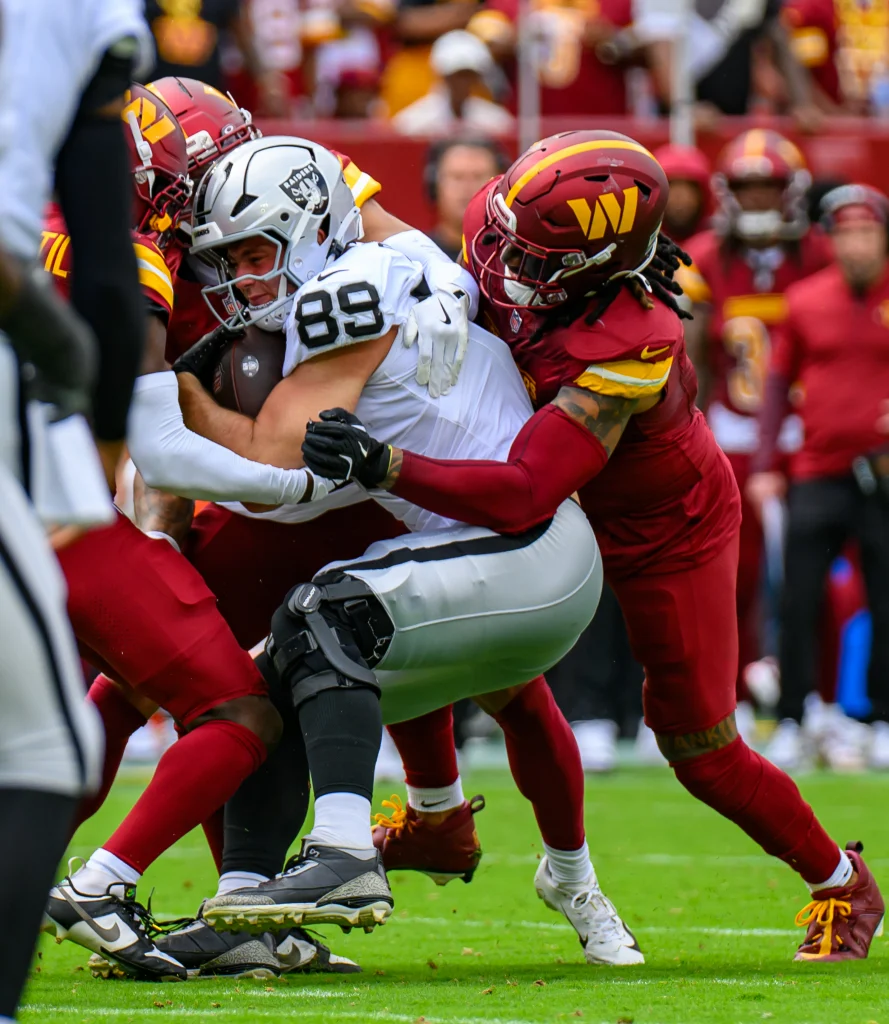 Brock Bowers, ala cerrada de Las Vegas Raiders, en acción durante un partido de la NFL