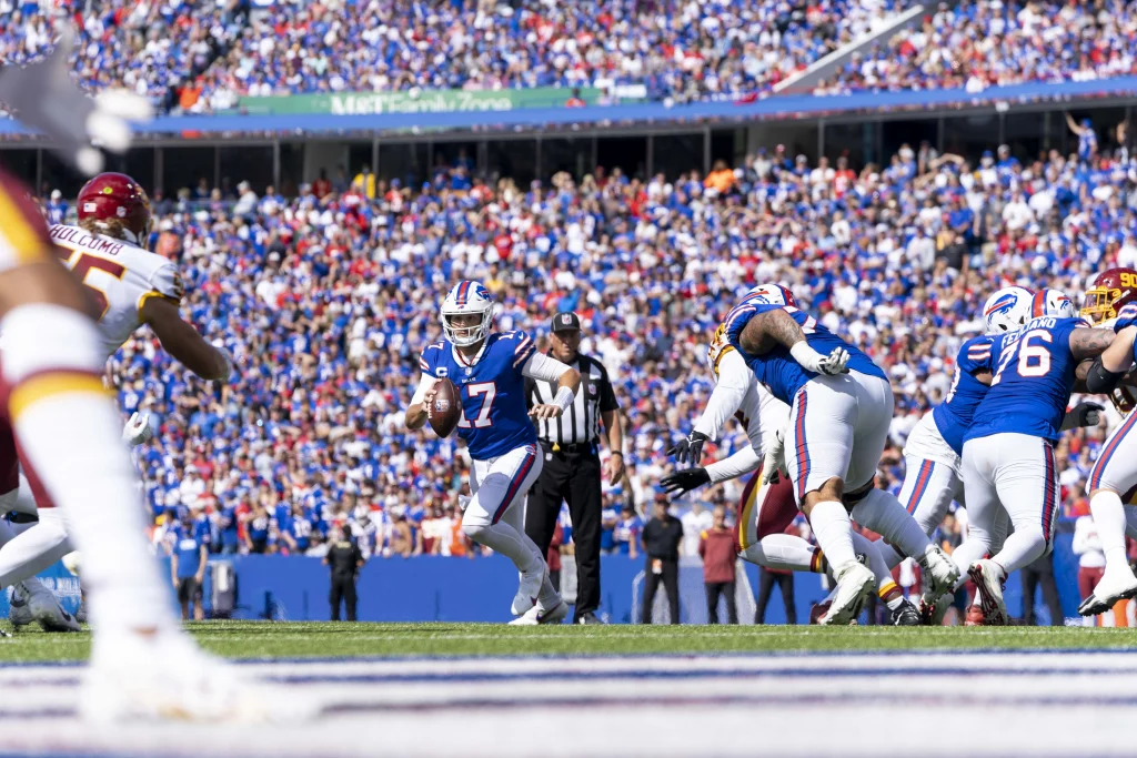 Josh Allen, quarterback de Buffalo Bills, lanza un pase durante un partido de la NFL.