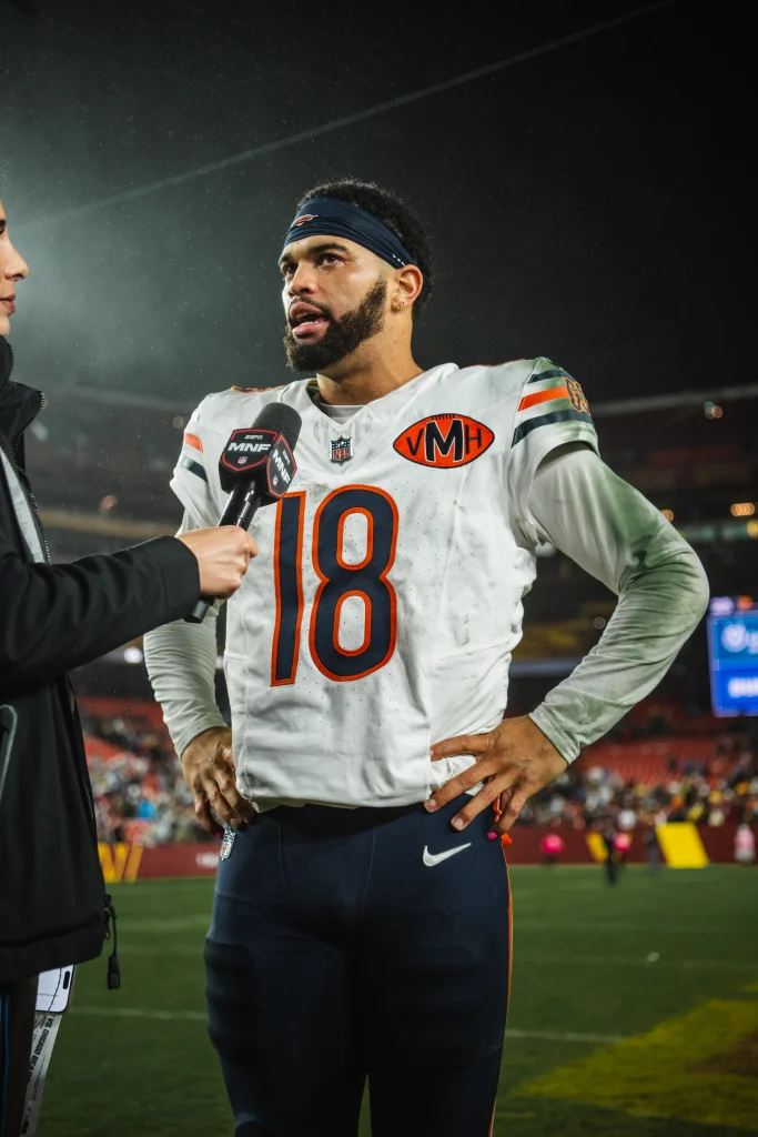 Caleb Williams, quarterback de los Chicago Bears, en plena acción durante un partido de la NFL.