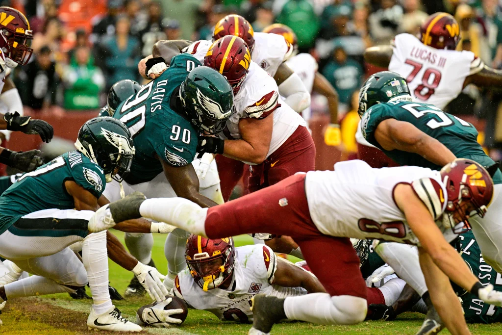 Jordan Mailata, tackle ofensivo de los Philadelphia Eagles, durante un partido de la NFL.