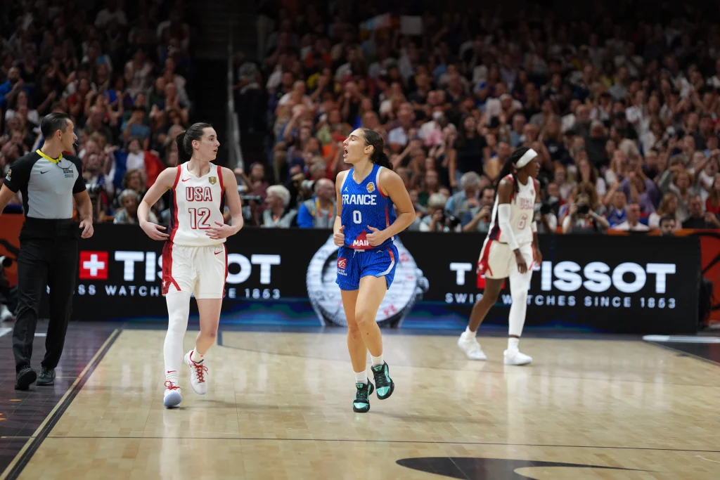 Carla Leite, base de Portland Fire, en acción durante un partido de la WNBA.