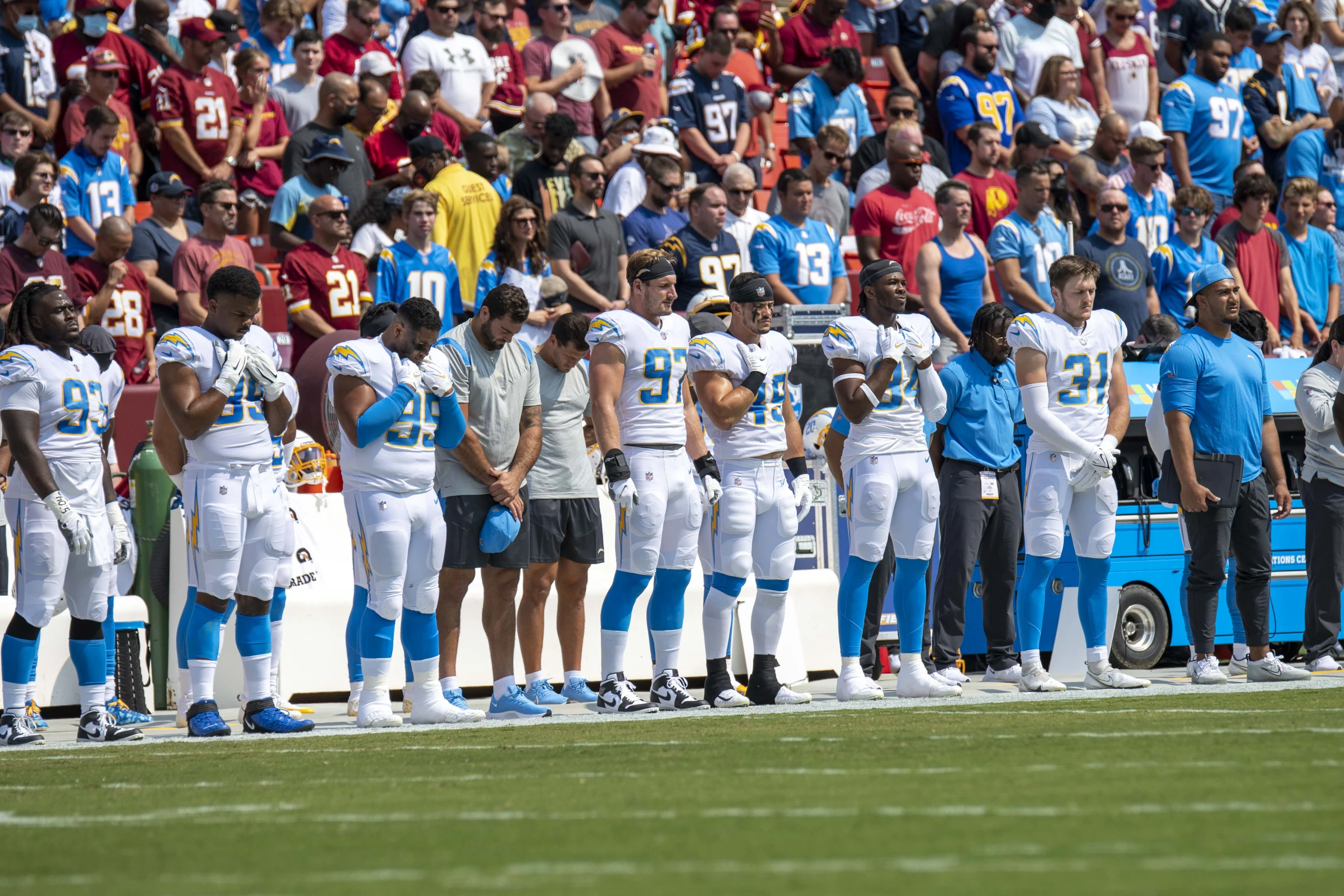 Jugadores de Los Angeles Chargers en el campo durante un partido de la temporada 2026 de la NFL.