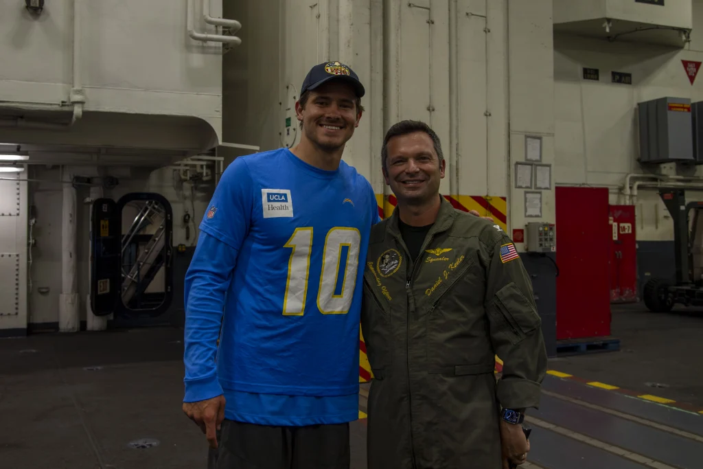 Justin Herbert, mariscal de campo de Los Angeles Chargers, lanza un pase durante un partido de la temporada 2025 de la NFL.