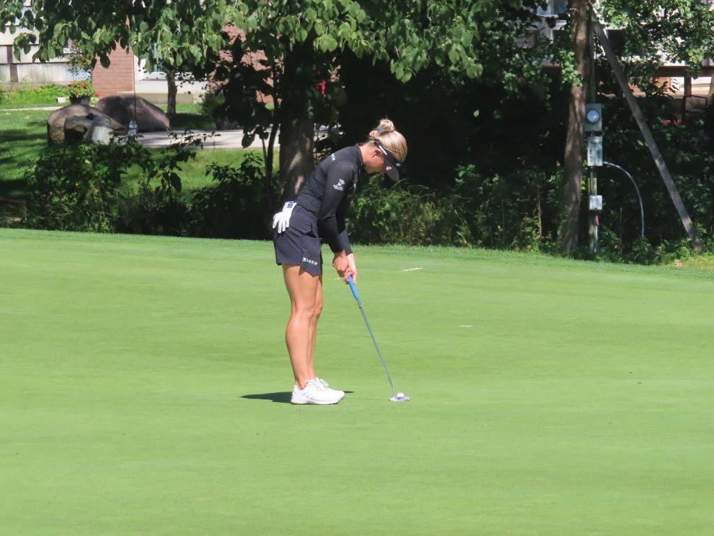 Charley Hull, golfista inglesa de la LPGA, durante un torneo.