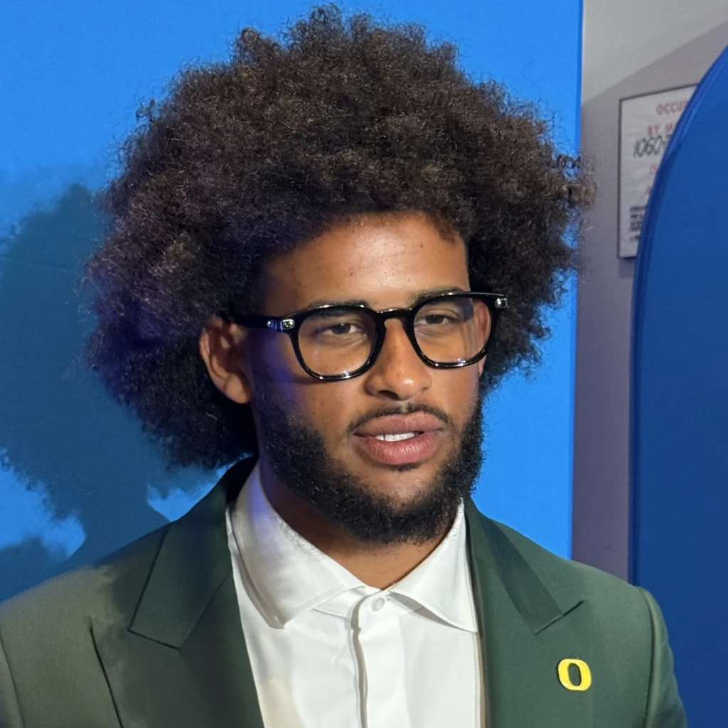 Dante Moore, quarterback de Oregon Ducks, en un partido de fútbol americano universitario.