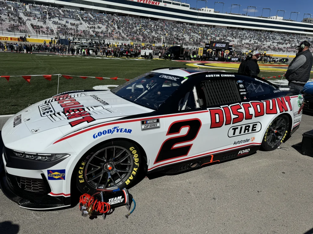 Ryan Preece al volante de su auto de NASCAR en una carrera de la Cup Series.