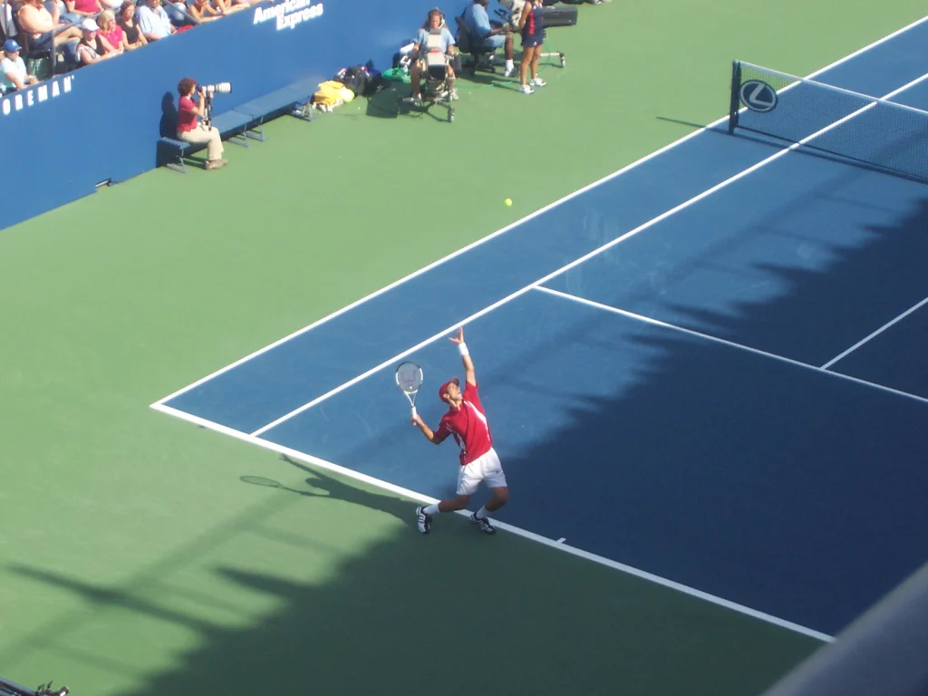 Novak Djokovic durante un partido del US Open en cancha rápida.