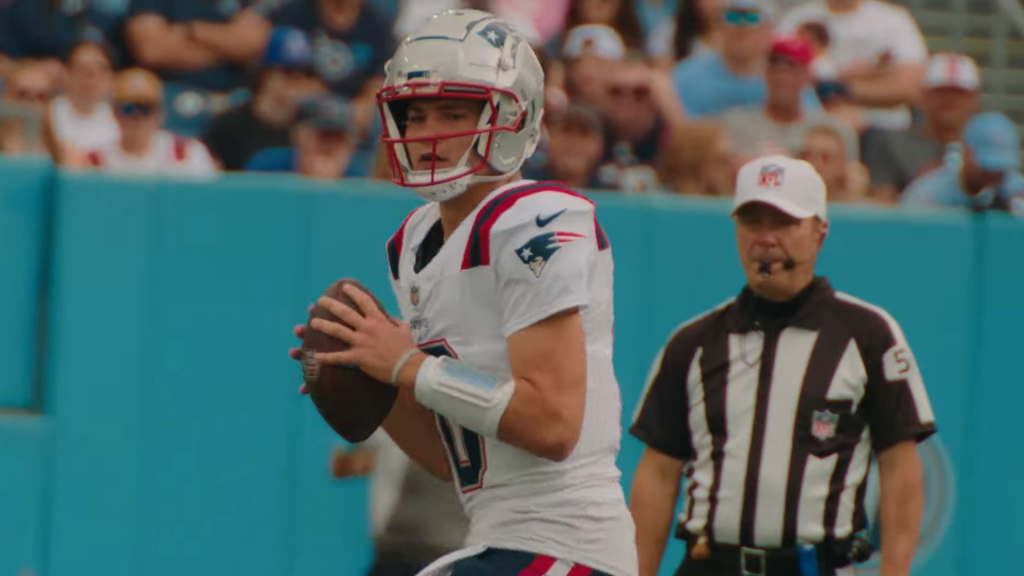Drake Maye, quarterback de los New England Patriots, en acción durante un partido de la NFL.