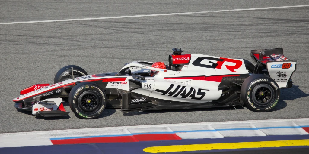 Esteban Ocon con el uniforme del equipo Haas de Fórmula 1 en un circuito durante la temporada 2026.