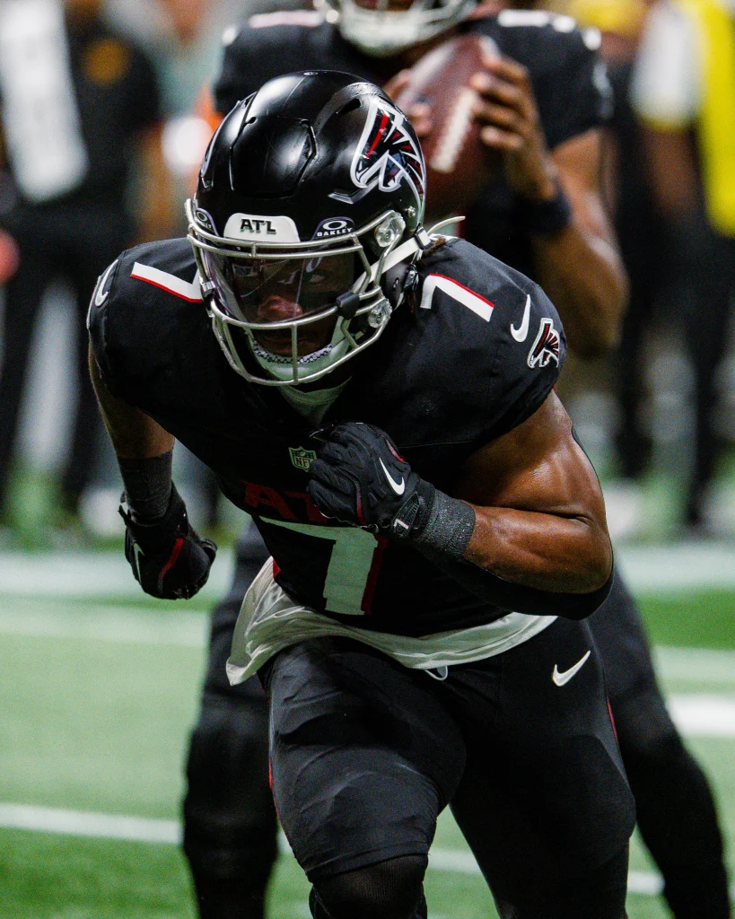 Jahmyr Gibbs, corredor de los Detroit Lions, celebrando un touchdown en un partido de la NFL.
