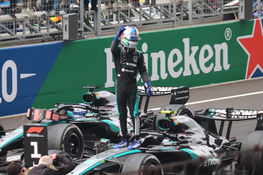 Kimi Antonelli, piloto de Mercedes, festeja en el podio del Gran Premio de España de Fórmula 1 en el circuito de Madring.