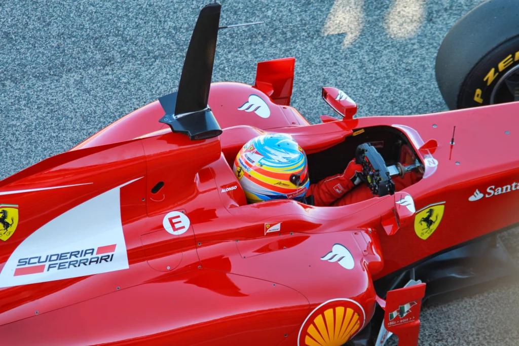 Un monoplaza de Fórmula 1 de 2026 con las alas móviles en posición abierta durante una recta en el Gran Premio de Australia.
