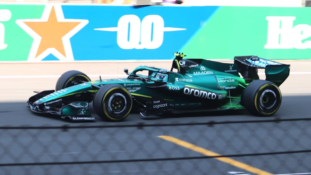 Fernando Alonso con el casco puesto dentro del monoplaza de Aston Martin en un circuito de Fórmula 1.