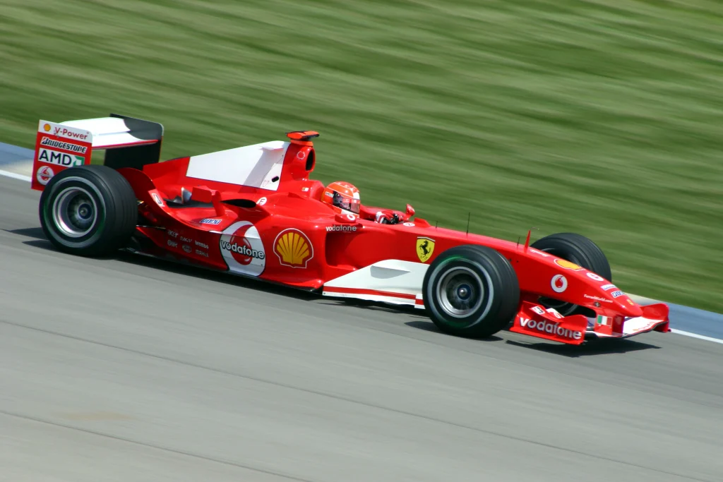Charles Leclerc con el mono de Ferrari celebra en el podio del Gran Premio de Italia en Monza.