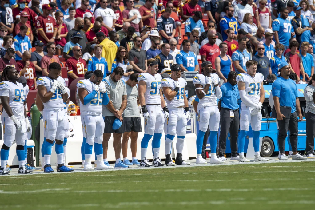 Genesis Smith, safety de Los Angeles Chargers, durante un partido de la NFL.