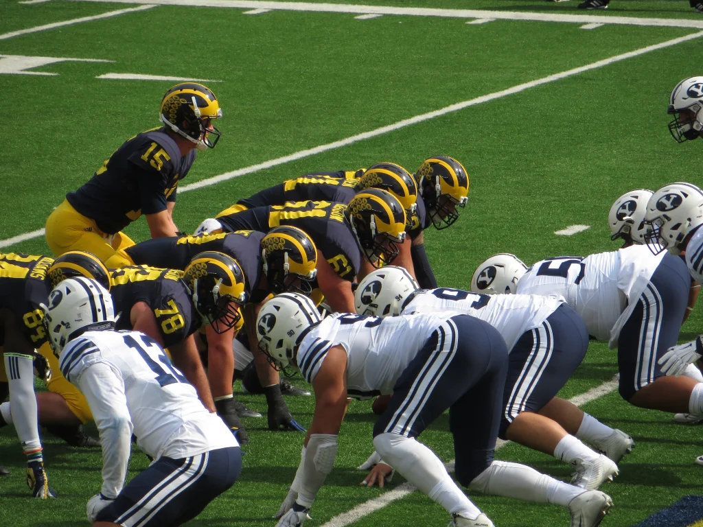 Reece Vander Zee, receptor de Iowa Hawkeyes, atrapa un pase de touchdown en la última jugada contra Michigan Wolverines en el Big House.