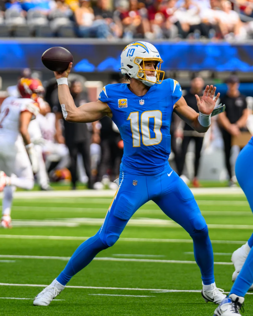 Justin Herbert, quarterback de Los Angeles Chargers, lanzando un pase durante un partido de la NFL.