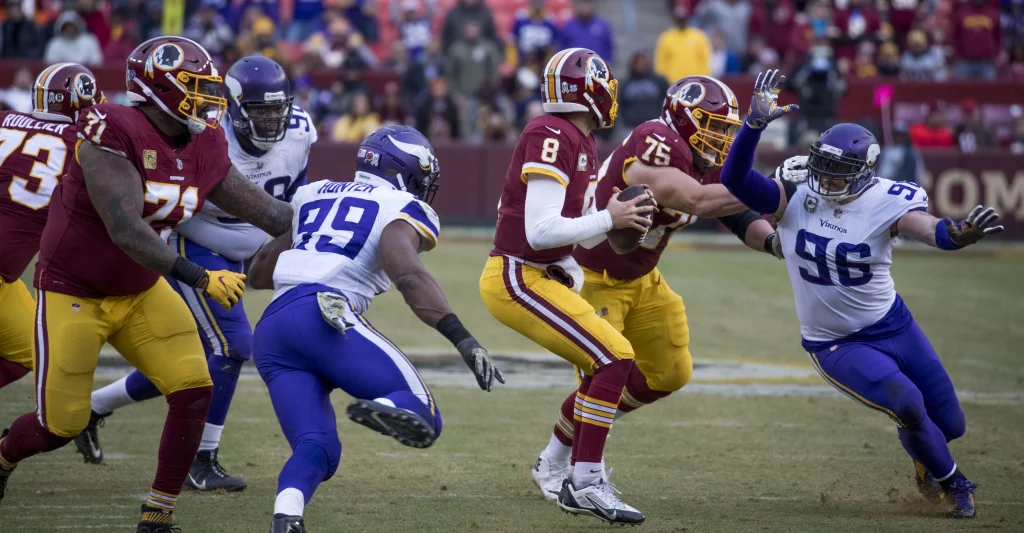 Kyler Murray con la camiseta de los Minnesota Vikings durante un partido de la NFL.