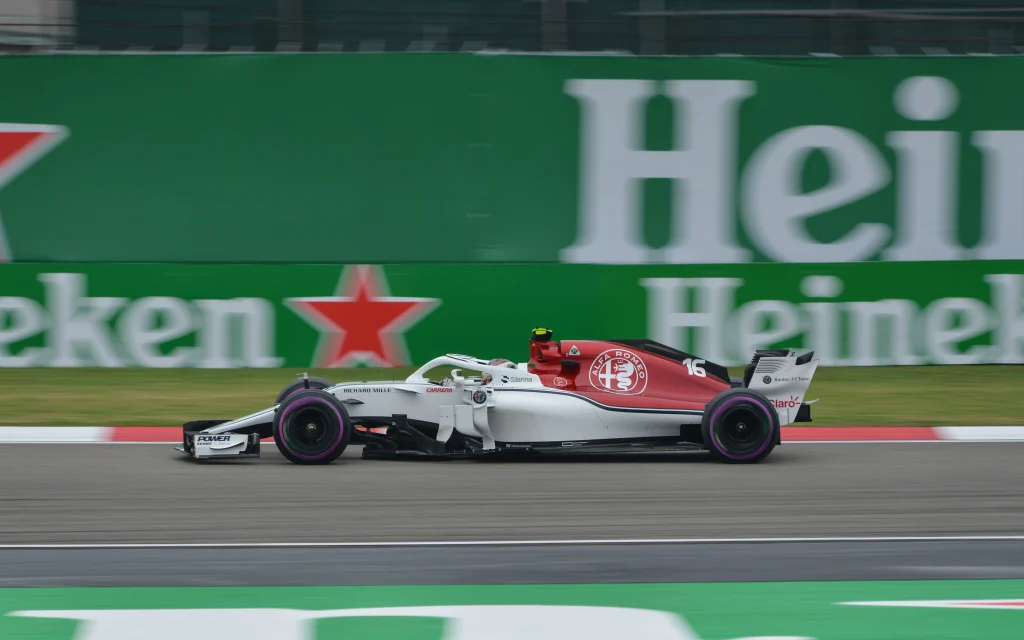 Charles Leclerc con el uniforme de Ferrari en un circuito de Fórmula 1.