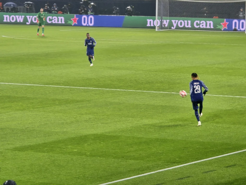 Bradley Barcola con la camiseta del Paris Saint-Germain durante un partido oficial.