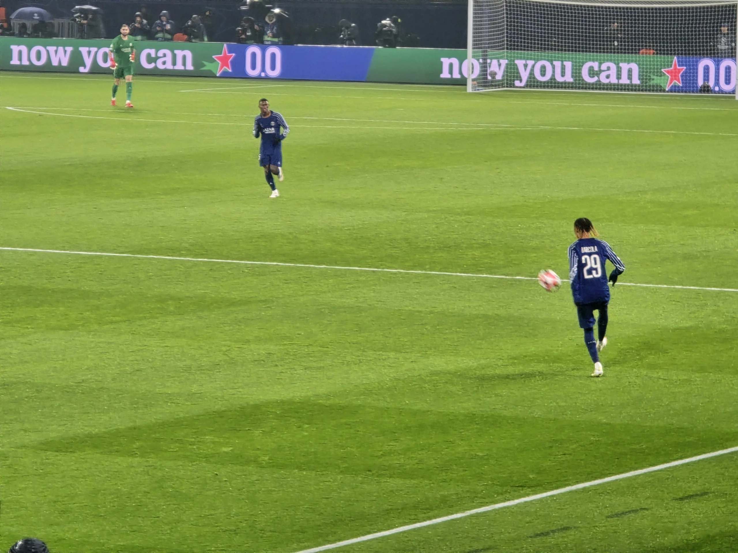 Bradley Barcola con la camiseta del Paris Saint-Germain durante un partido oficial.