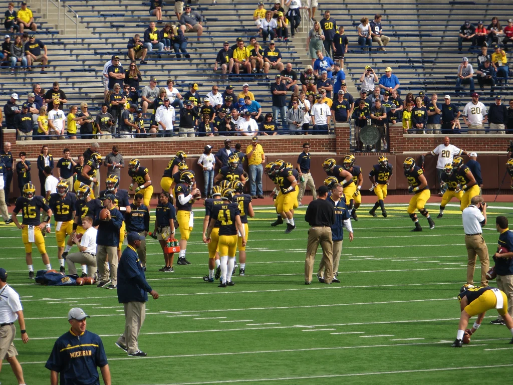 Estadio de Michigan durante un partido de college football.