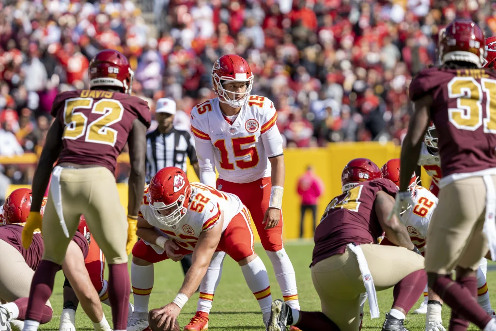 Patrick Mahomes, mariscal de Kansas City Chiefs, corre con el balón durante un partido de la NFL.