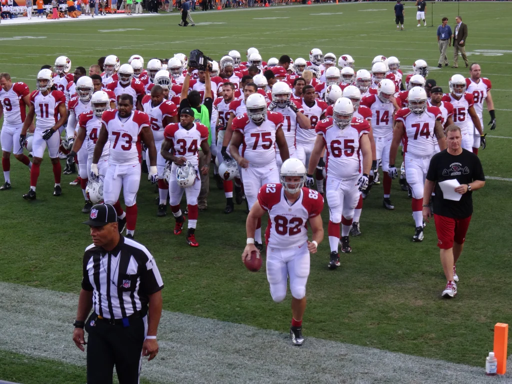 Marvin Harrison Jr. con el uniforme de los Arizona Cardinals durante un partido de la NFL.