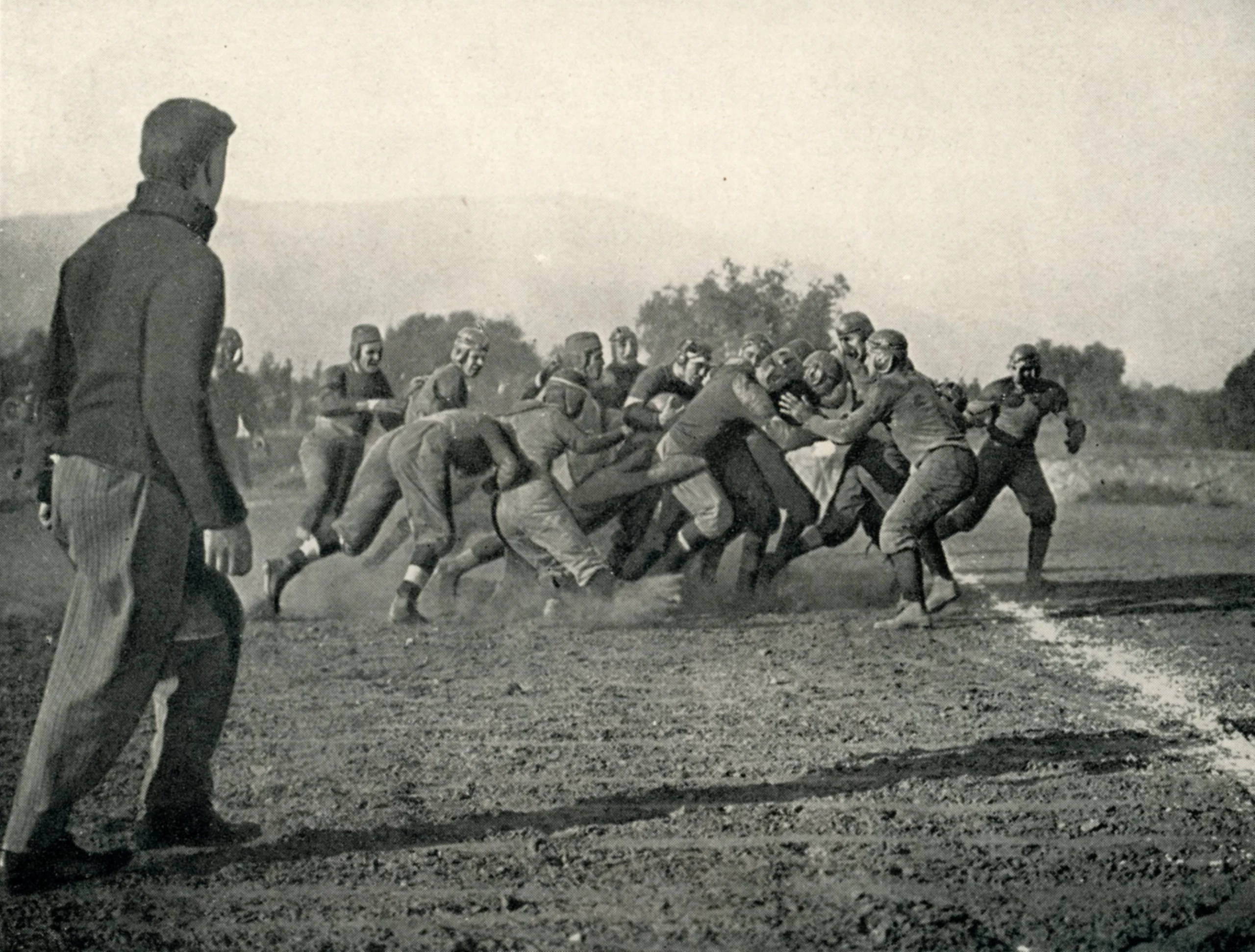 Darian Mensah, quarterback de Miami Hurricanes, durante un partido de fútbol americano universitario.