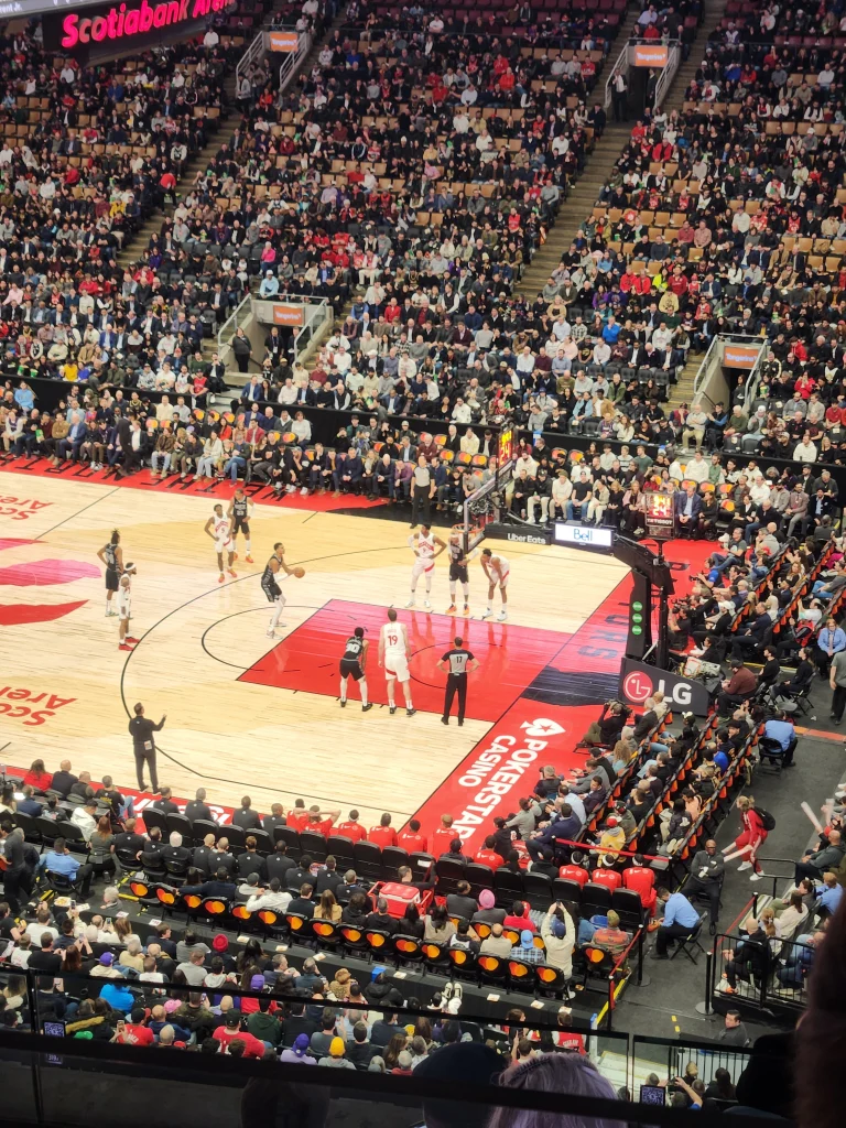 Victor Wembanyama clavando el balón durante un partido de los San Antonio Spurs.