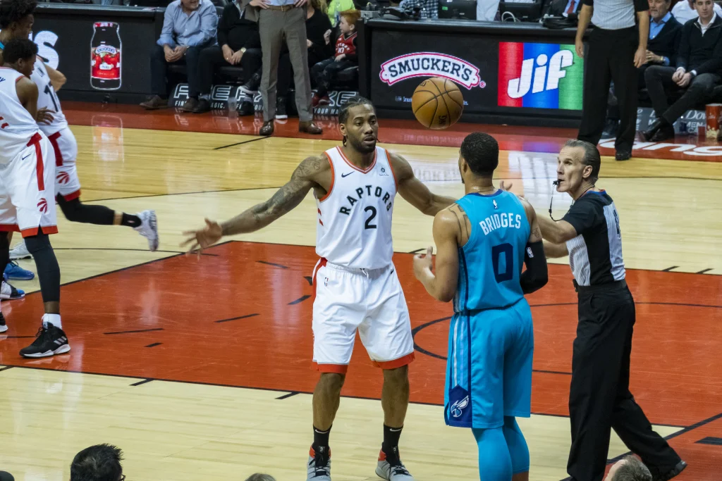 Kawhi Leonard en un partido con Toronto Raptors.