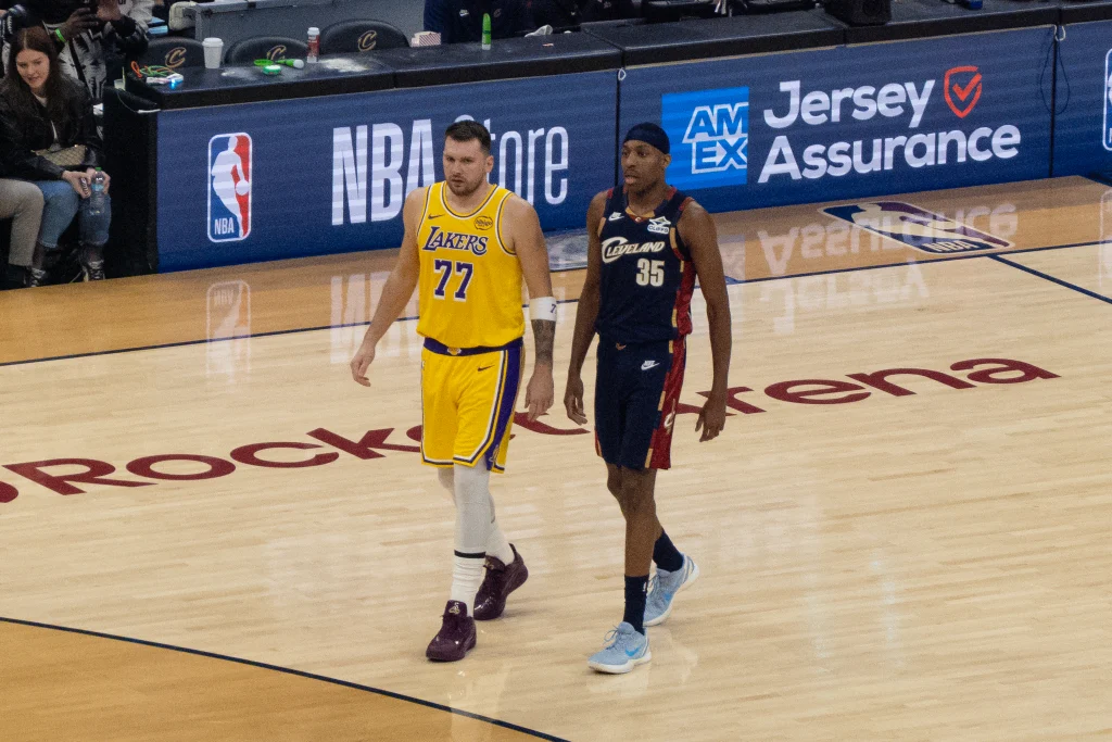 Luka Doncic con la camiseta de Los Angeles Lakers durante un partido de la NBA.