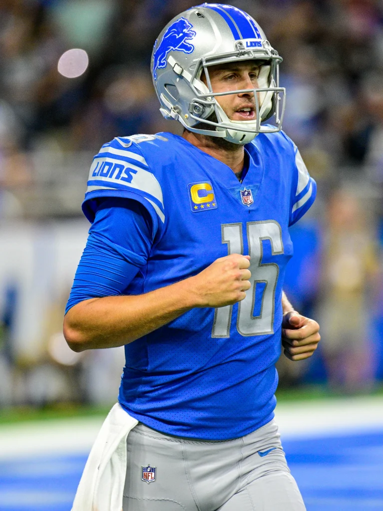 Jared Goff, quarterback de Detroit Lions, en acción durante un partido de la NFL.
