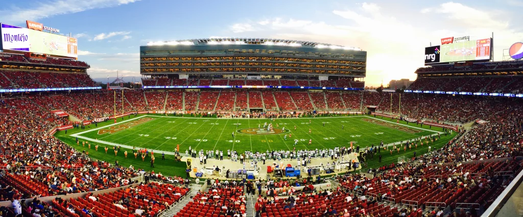 Jugadores de los San Francisco 49ers en acción durante un partido de la NFL en el Levi's Stadium.