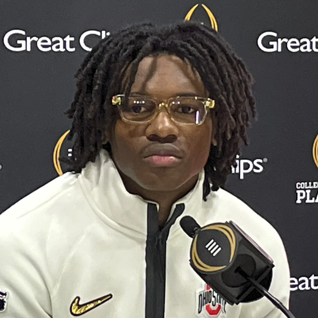 Jeremiah Smith, receptor de Ohio State Buckeyes, en acción durante un partido de fútbol universitario.