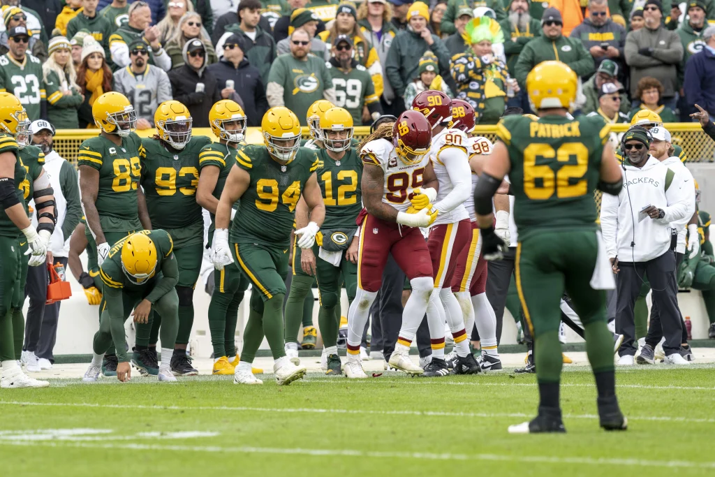 Jordan Love, mariscal de campo de los Green Bay Packers, lanza un pase durante un partido de la NFL.