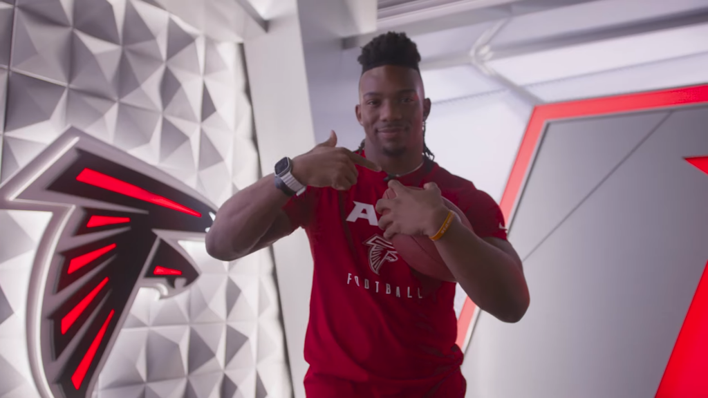 Bijan Robinson, corredor de los Atlanta Falcons, con el uniforme del equipo durante un partido de la NFL.