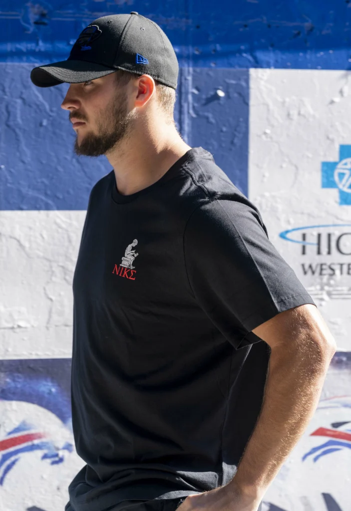 Josh Allen, mariscal de los Buffalo Bills, en acción durante un partido de la NFL.