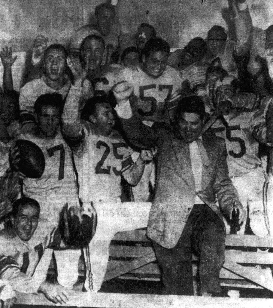 Myles Garrett con la camiseta de Los Angeles Rams durante un entrenamiento.
