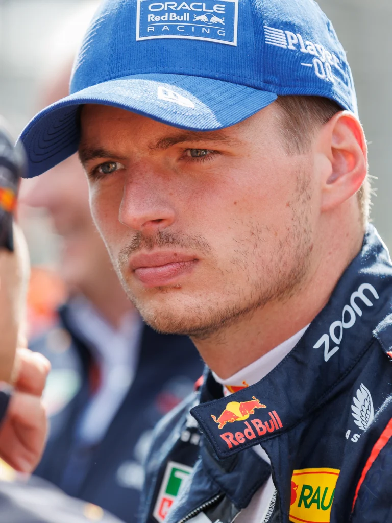 Isack Hadjar con el uniforme de Red Bull Racing en un circuito de Fórmula 1.