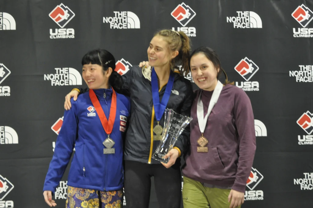 Elena Rybakina sostiene el trofeo de campeona del US Open 2026 en la cancha central de Flushing Meadows.