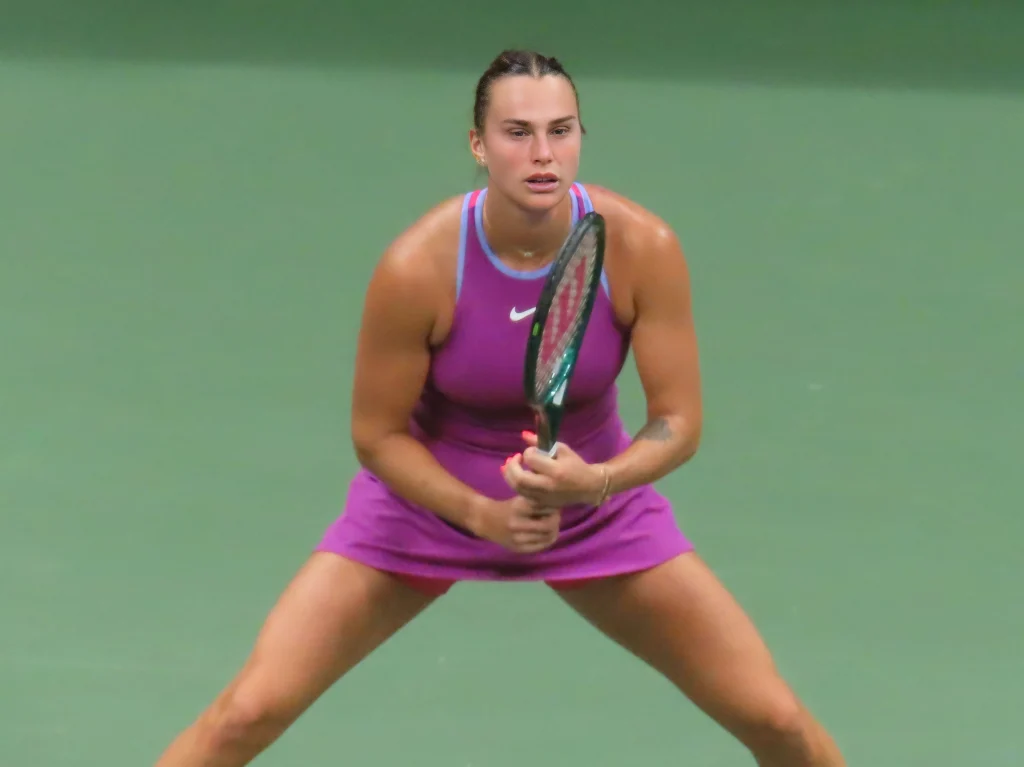 Aryna Sabalenka sostiene el trofeo de campeona del US Open en una foto de archivo.