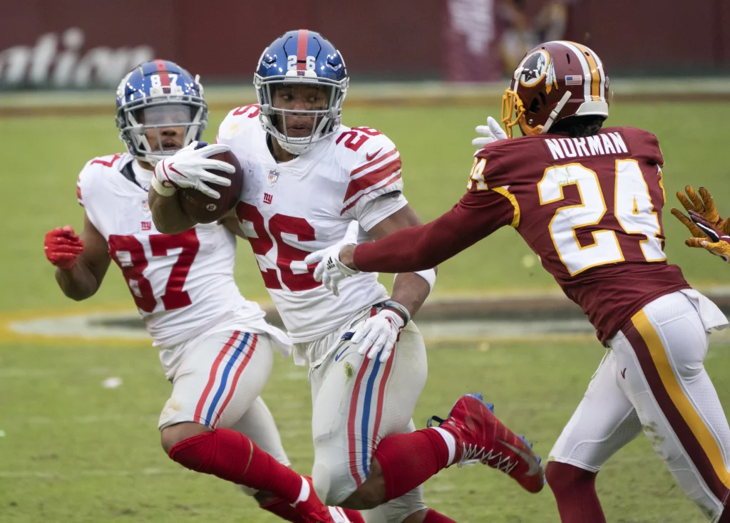 Saquon Barkley, corredor de Philadelphia Eagles, con el uniforme de juego durante un partido de la NFL.